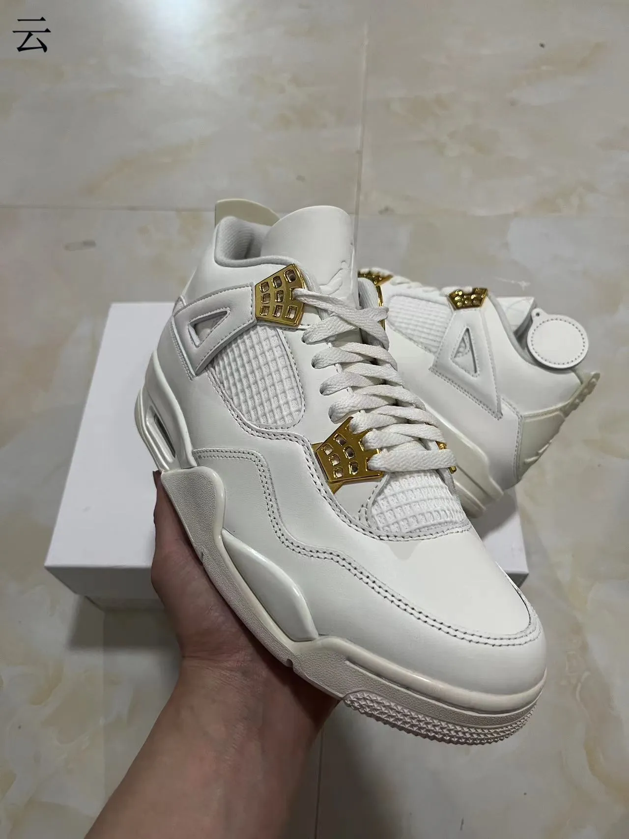 Tênis de basquete Air Jordan 4 branco e dourado metálico 11