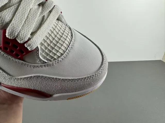 Tênis de basquete Air Jordan 4 branco e vermelho gum 2