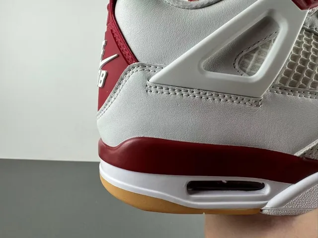 Tênis de basquete Air Jordan 4 branco e vermelho gum 3