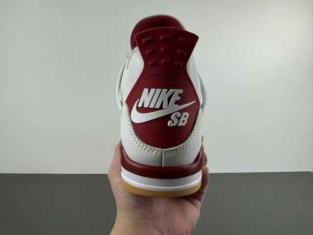 Tênis de basquete Air Jordan 4 branco e vermelho gum 4