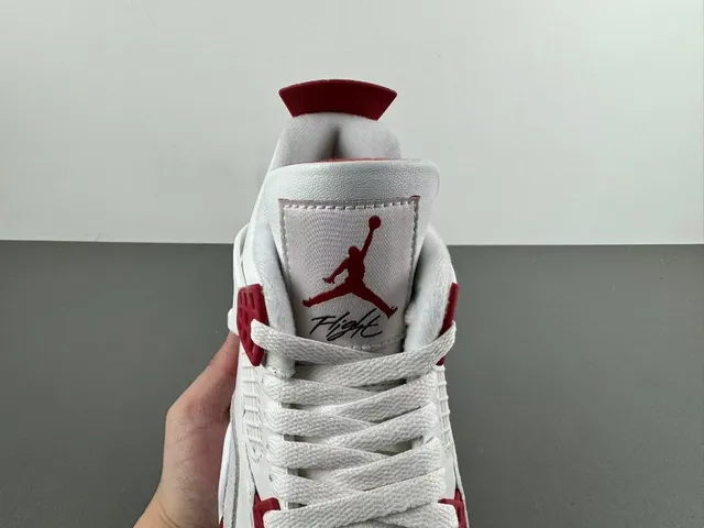 Tênis de basquete Air Jordan 4 branco e vermelho gum 5