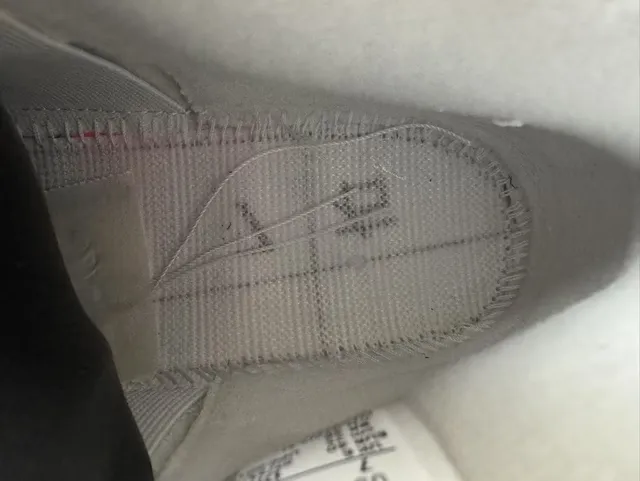 Tênis de basquete Air Jordan 4 branco e vermelho gum 7