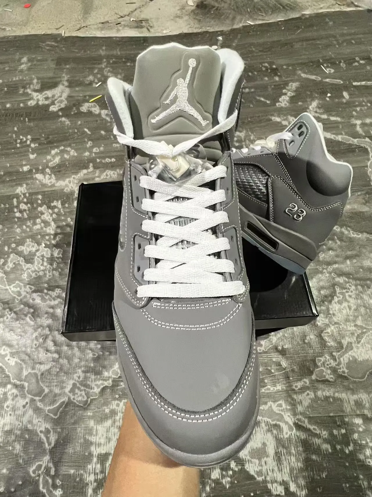 Zapatillas de baloncesto Air Jordan 5 gris y blanco 3