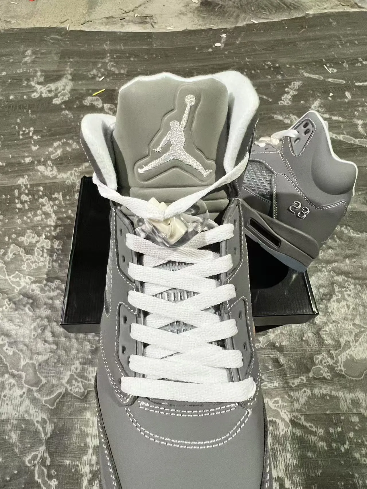 Zapatillas de baloncesto Air Jordan 5 gris y blanco 4