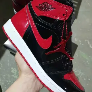 Tênis de basquete de cano alto Air Jordan em couro envernizado brilhante preto e vermelho