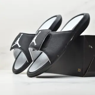 Air Jordan 黑白仿皮一字带 Jumpman Logo 拖鞋