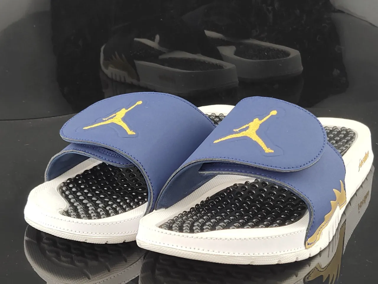 Claquettes Air Jordan Hydro 1 bleu marine, blanc et or 2
