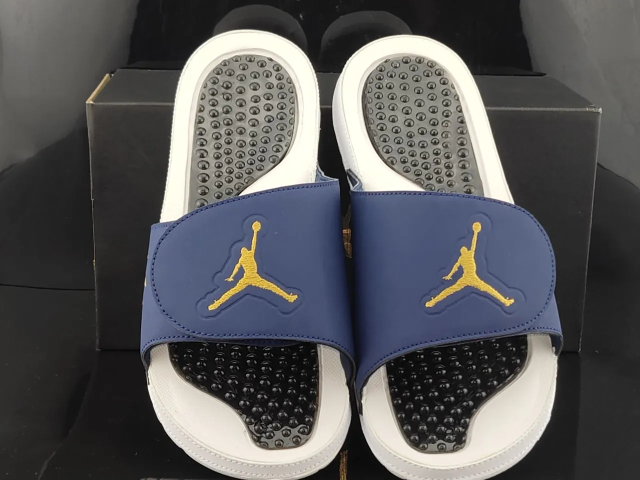 Claquettes Air Jordan Hydro 1 bleu marine, blanc et or 3