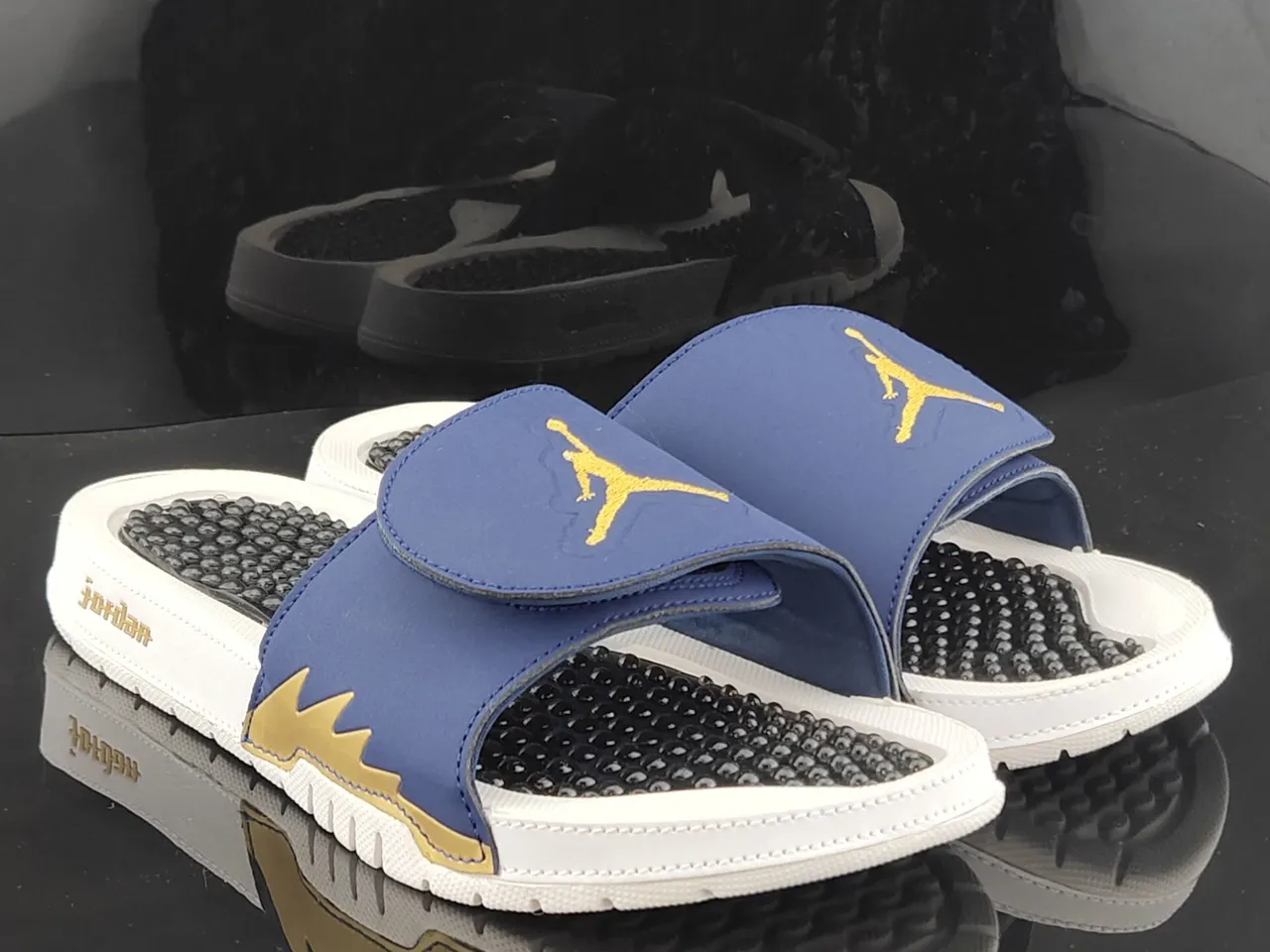 Claquettes Air Jordan Hydro 1 bleu marine, blanc et or 4