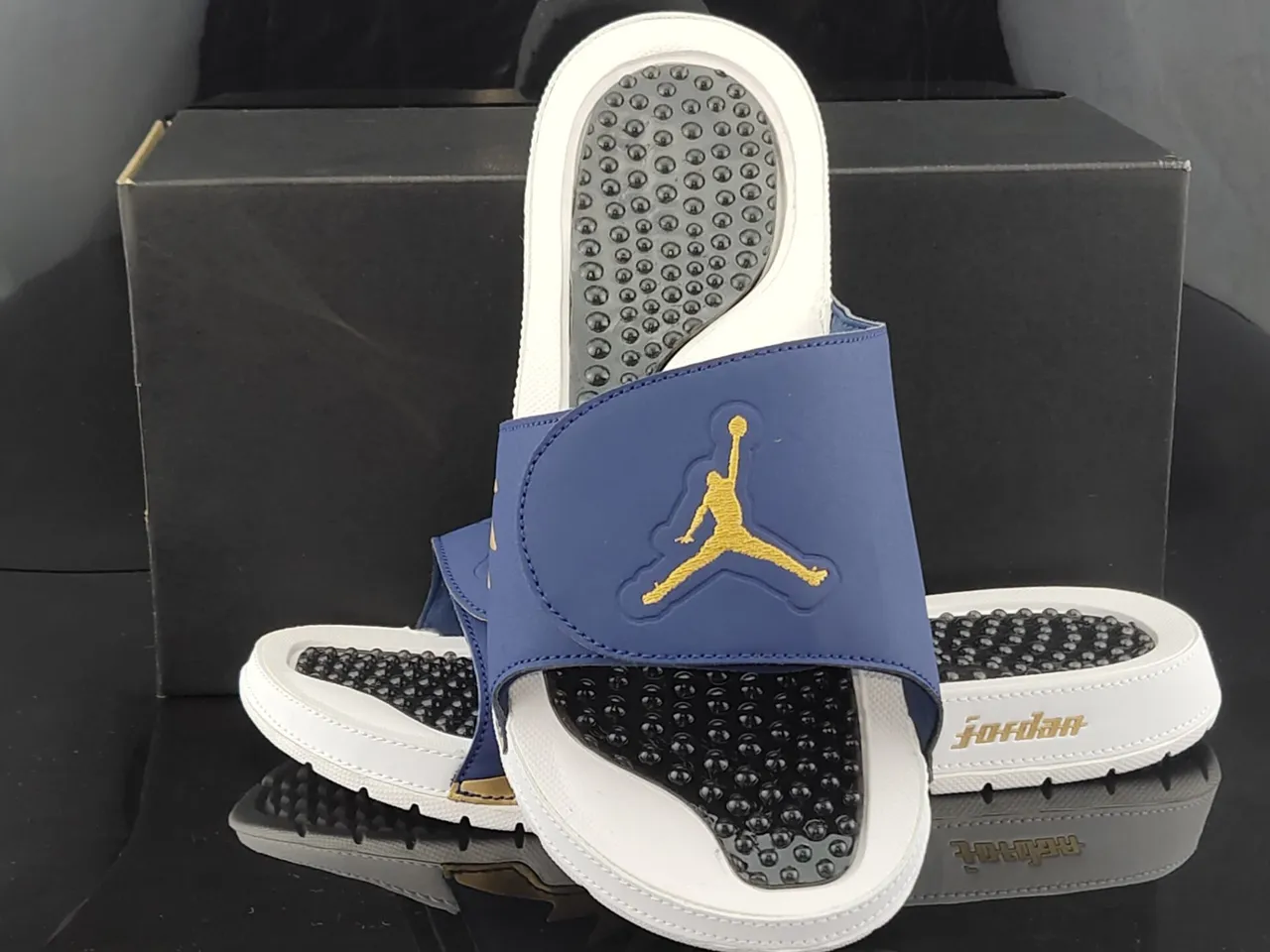 Claquettes Air Jordan Hydro 1 bleu marine, blanc et or 5