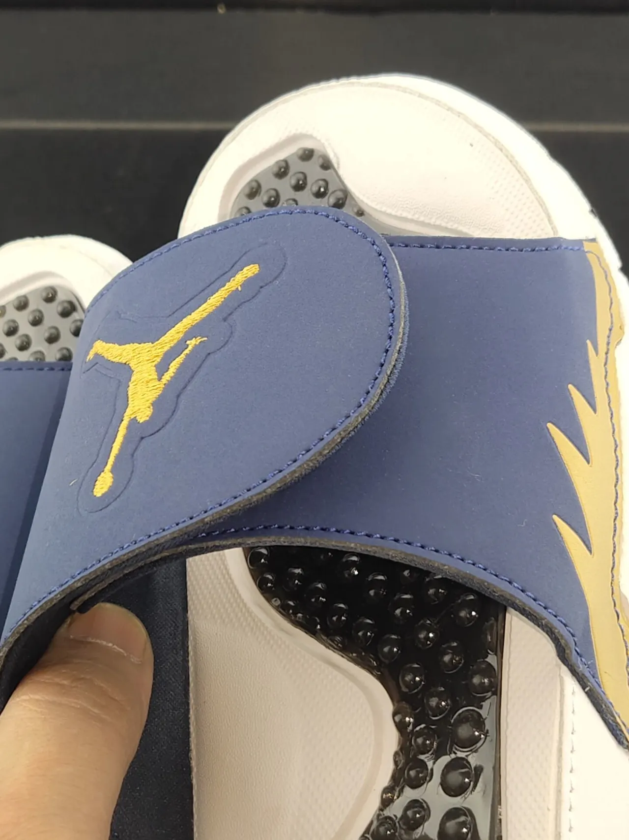 Claquettes Air Jordan Hydro 1 bleu marine, blanc et or 6