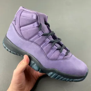 Tênis de basquete Air Jordan de cano alto com cabedal em camurça roxo e preto