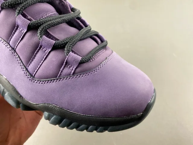 Chaussures de basketball Air Jordan montantes avec tige en daim violet et noir 2