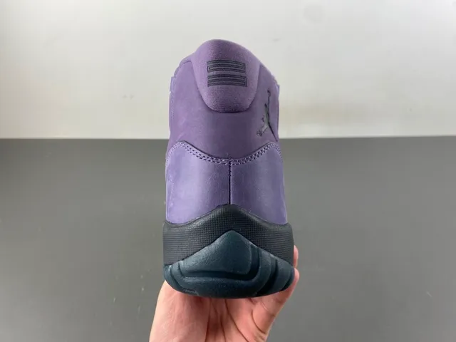 Chaussures de basketball Air Jordan montantes avec tige en daim violet et noir 4