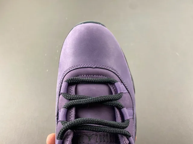 Chaussures de basketball Air Jordan montantes avec tige en daim violet et noir 5