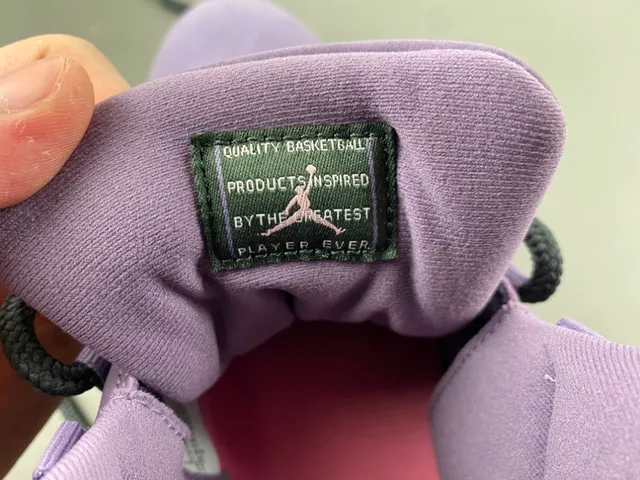 Chaussures de basketball Air Jordan montantes avec tige en daim violet et noir 7