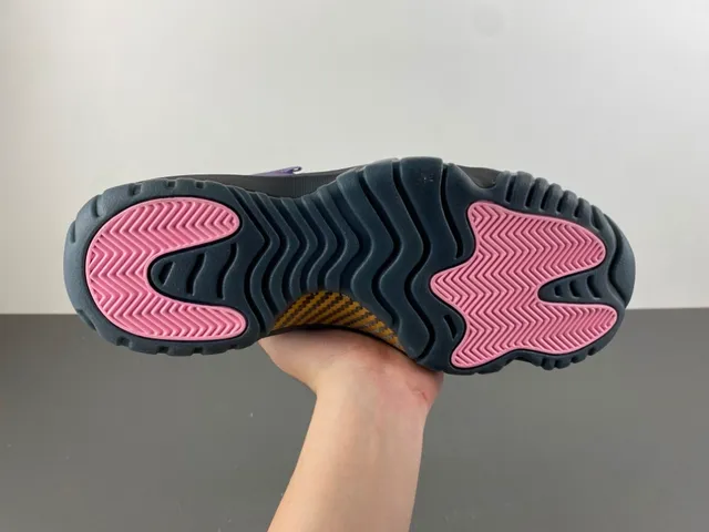 Chaussures de basketball Air Jordan montantes avec tige en daim violet et noir 10