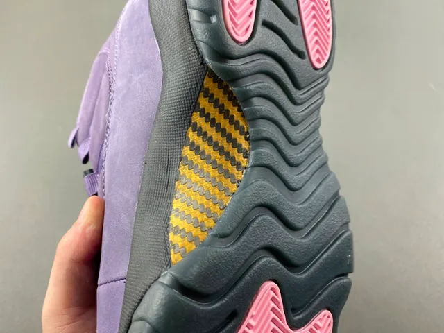 Chaussures de basketball Air Jordan montantes avec tige en daim violet et noir 11