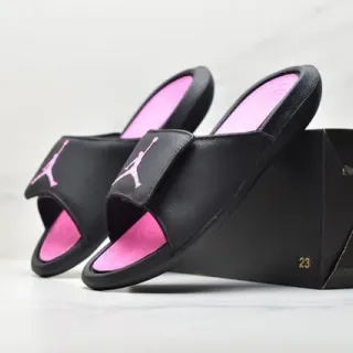 Air Jordan Slide 黑色和粉色拖鞋