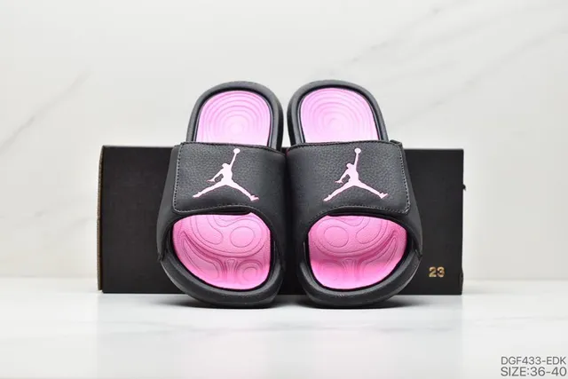 Air Jordan Slide 黑色和粉色拖鞋 3