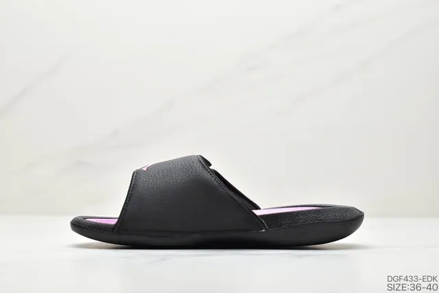Air Jordan Slide 黑色和粉色拖鞋 4