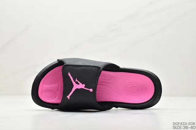 Air Jordan Slide 黑色和粉色拖鞋 5