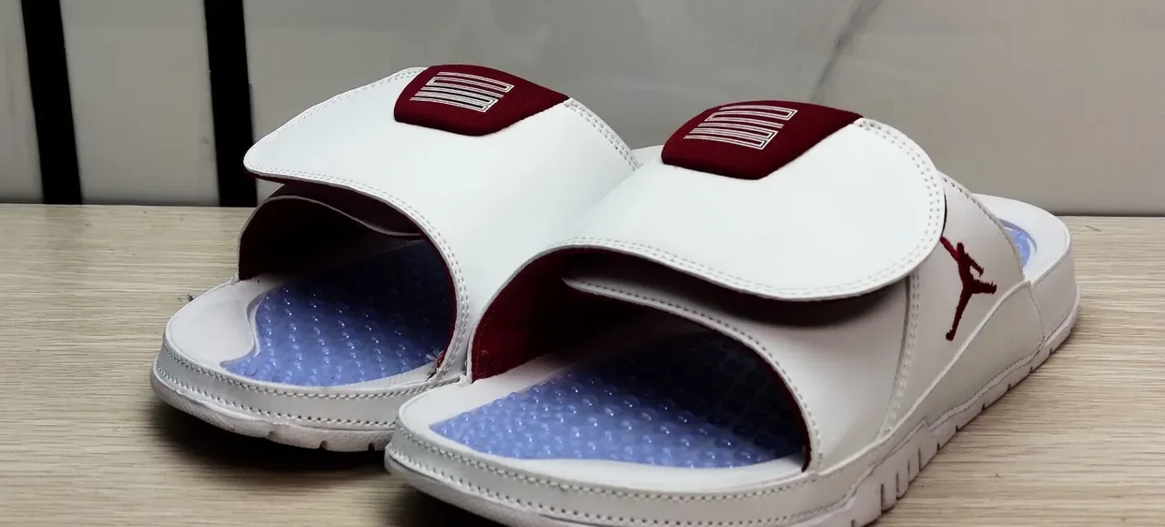 Air Jordan 白红 仿皮革鞋面 纹理橡胶底 拖鞋 2