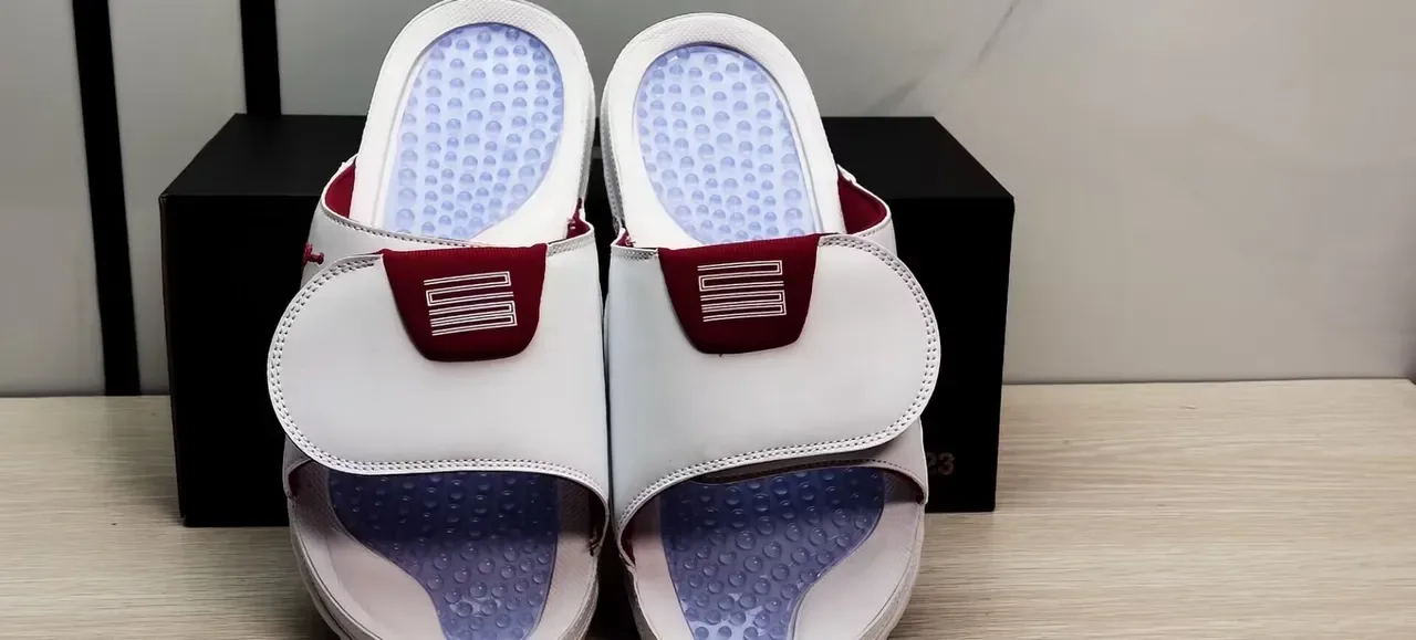 Air Jordan 白红 仿皮革鞋面 纹理橡胶底 拖鞋 3