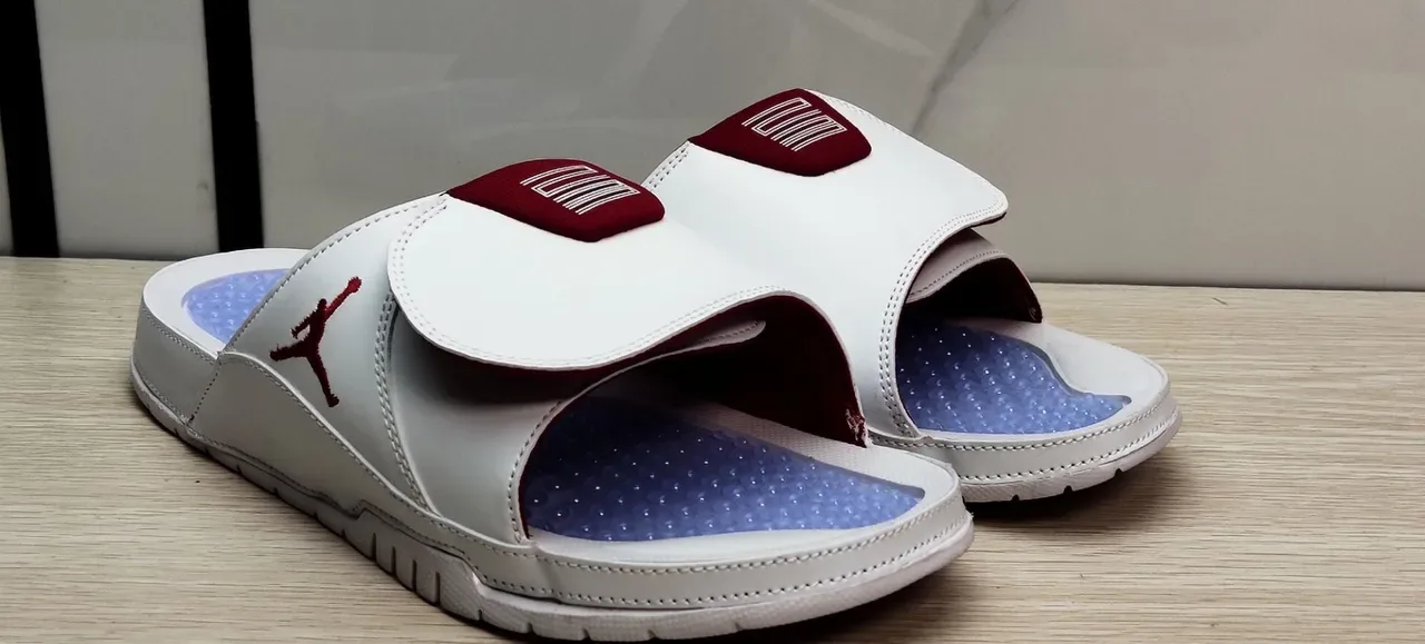 Air Jordan 白红 仿皮革鞋面 纹理橡胶底 拖鞋 4