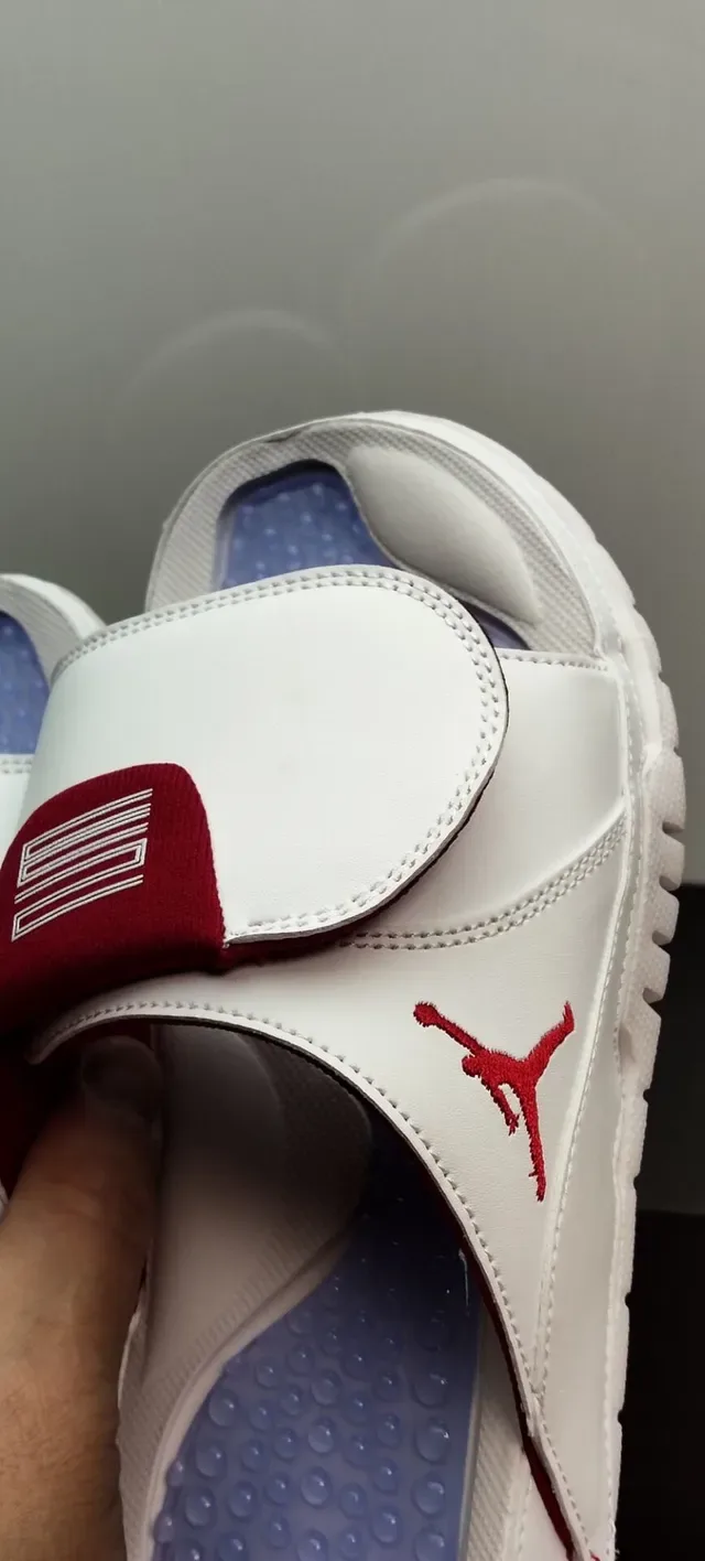 Air Jordan 白红 仿皮革鞋面 纹理橡胶底 拖鞋 6