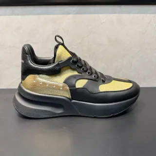 Alexander McQueen काला सोना ओवरसाइज सिल्हूट चमकदार पैनल मोटे स्नीकर्स