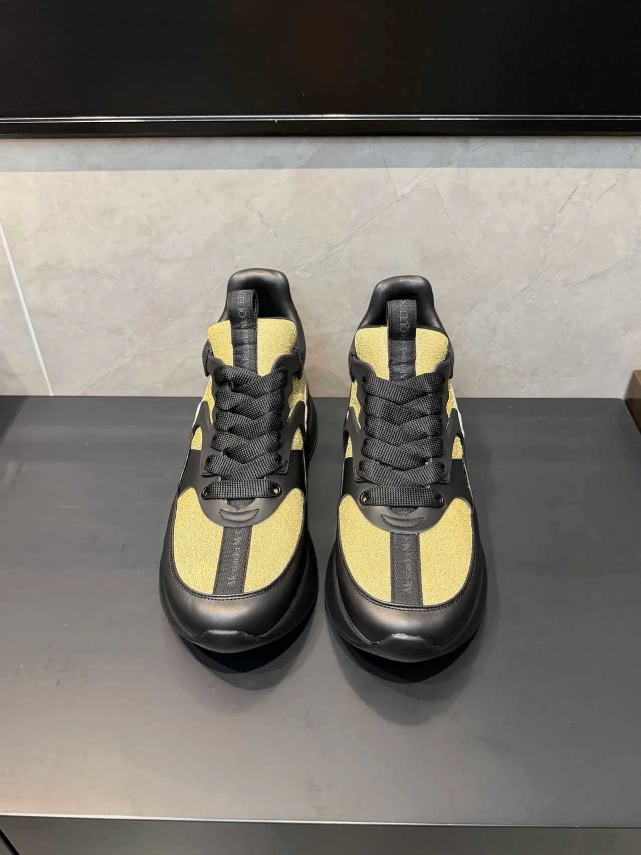 Alexander McQueen काला सोना ओवरसाइज सिल्हूट चमकदार पैनल मोटे स्नीकर्स 2