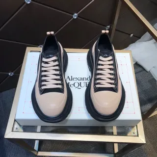 Alexander McQueen ओवरसाइज्ड ब्लैक एंड बीज चंक स्नीकर