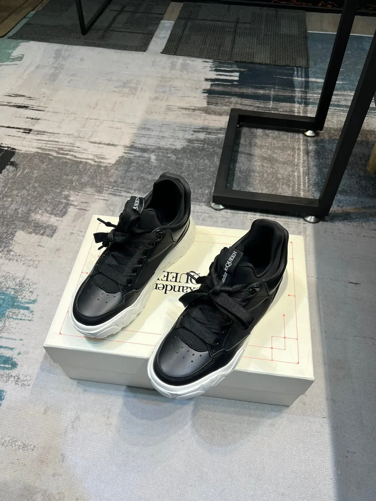 Alexander McQueen ओवरसाइज्ड काला और सफेद लाइफस्टाइल स्नीकर 4