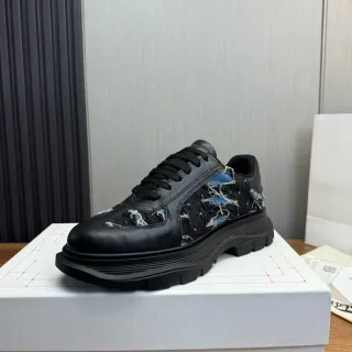 Alexander McQueen विशाल स्नीकर काला नीली सोल विखंडित डेनिम पैनल मोटी स्नीकर