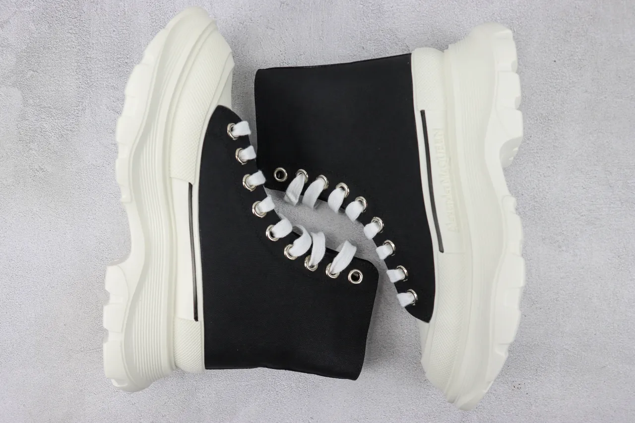 Alexander McQueen Zapatilla oversized negra lona suela blanca botas de tobillo 2