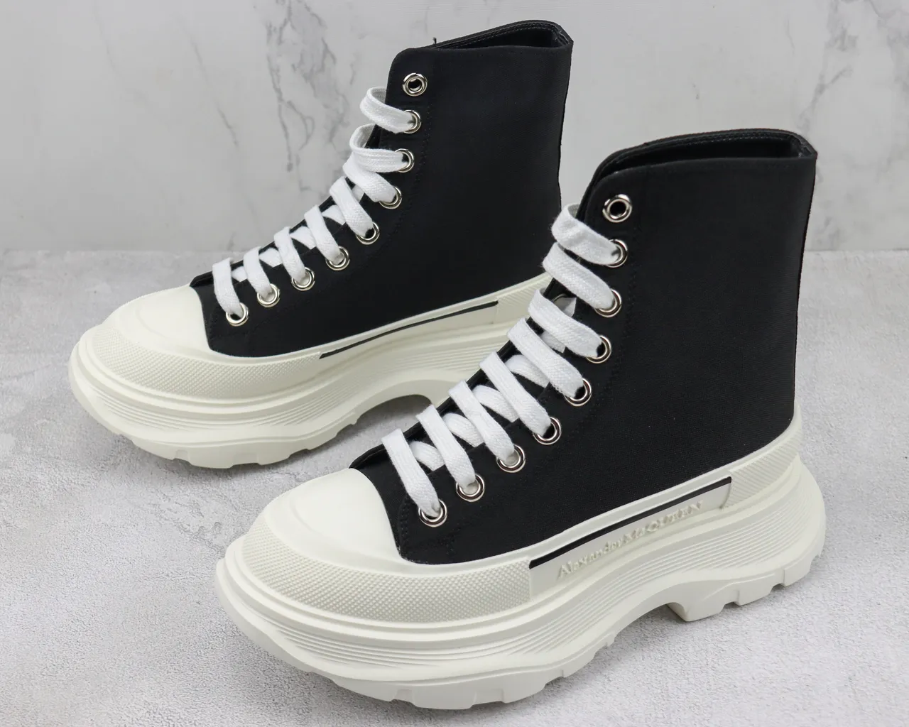Alexander McQueen Zapatilla oversized negra lona suela blanca botas de tobillo 4