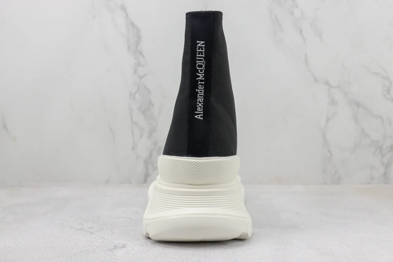 Alexander McQueen Zapatilla oversized negra lona suela blanca botas de tobillo 9