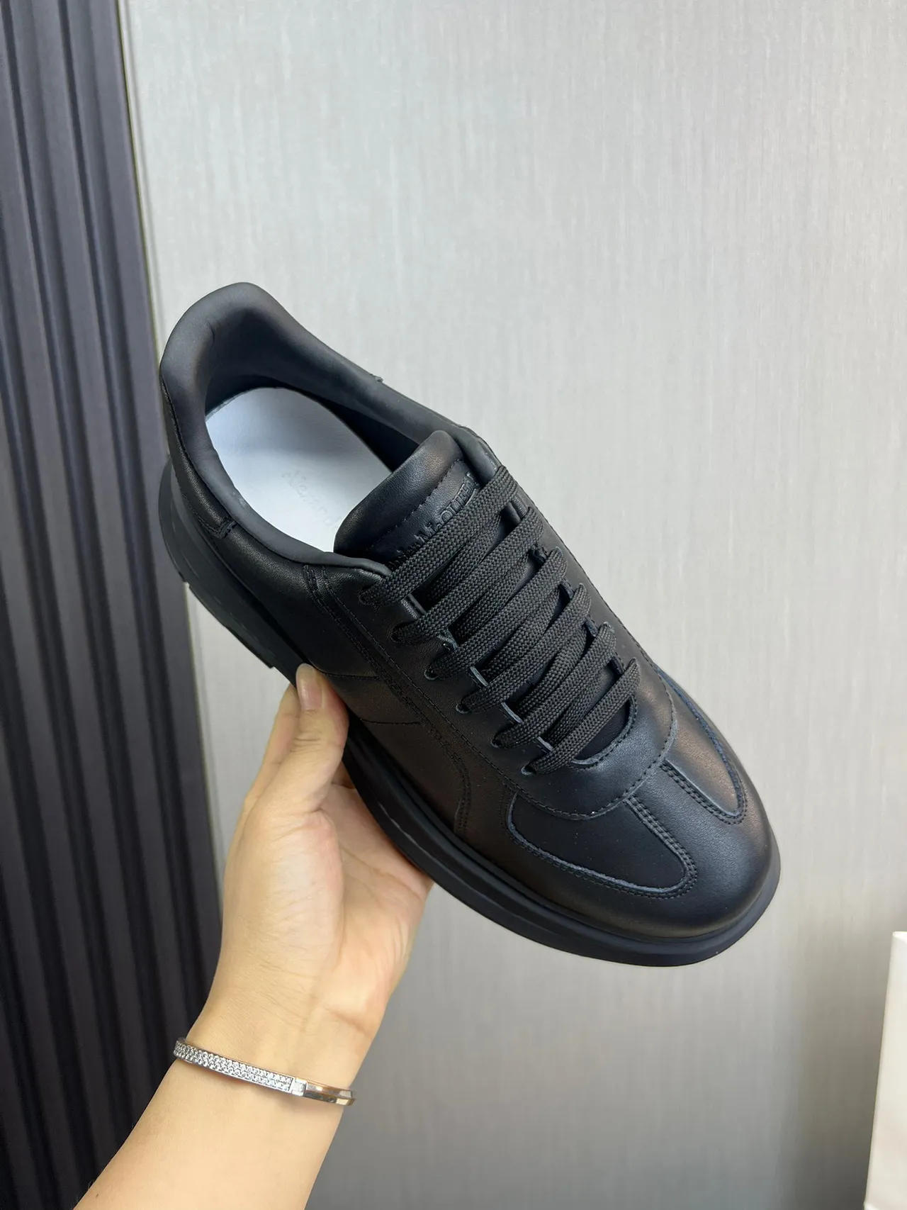 Alexander McQueen 超大号黑色厚底运动鞋 3