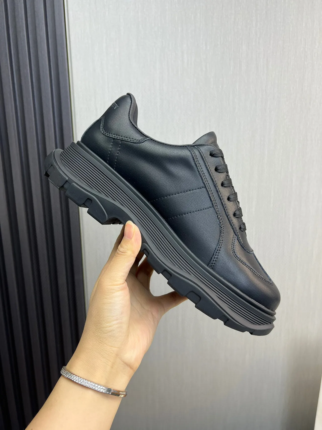 Alexander McQueen 超大号黑色厚底运动鞋 4
