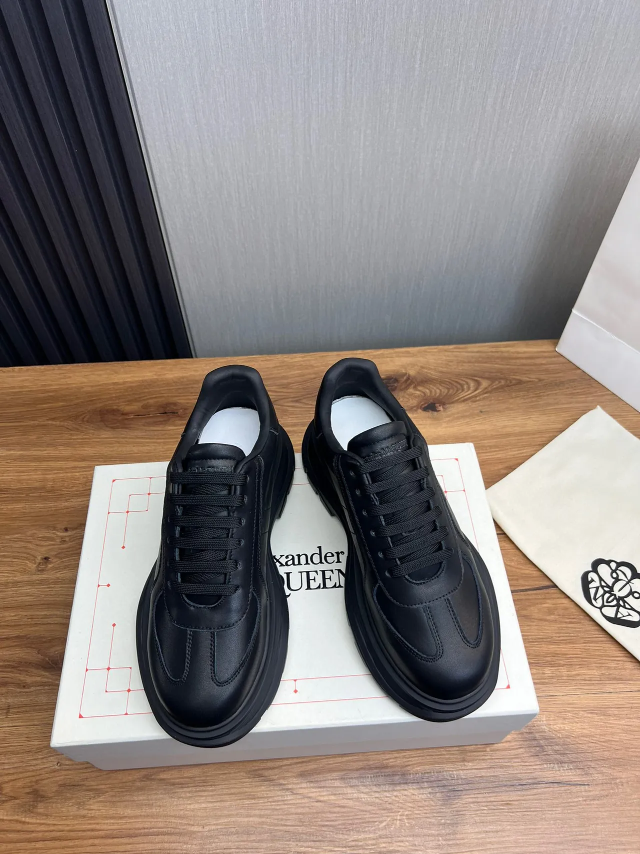 Alexander McQueen 超大号黑色厚底运动鞋 5