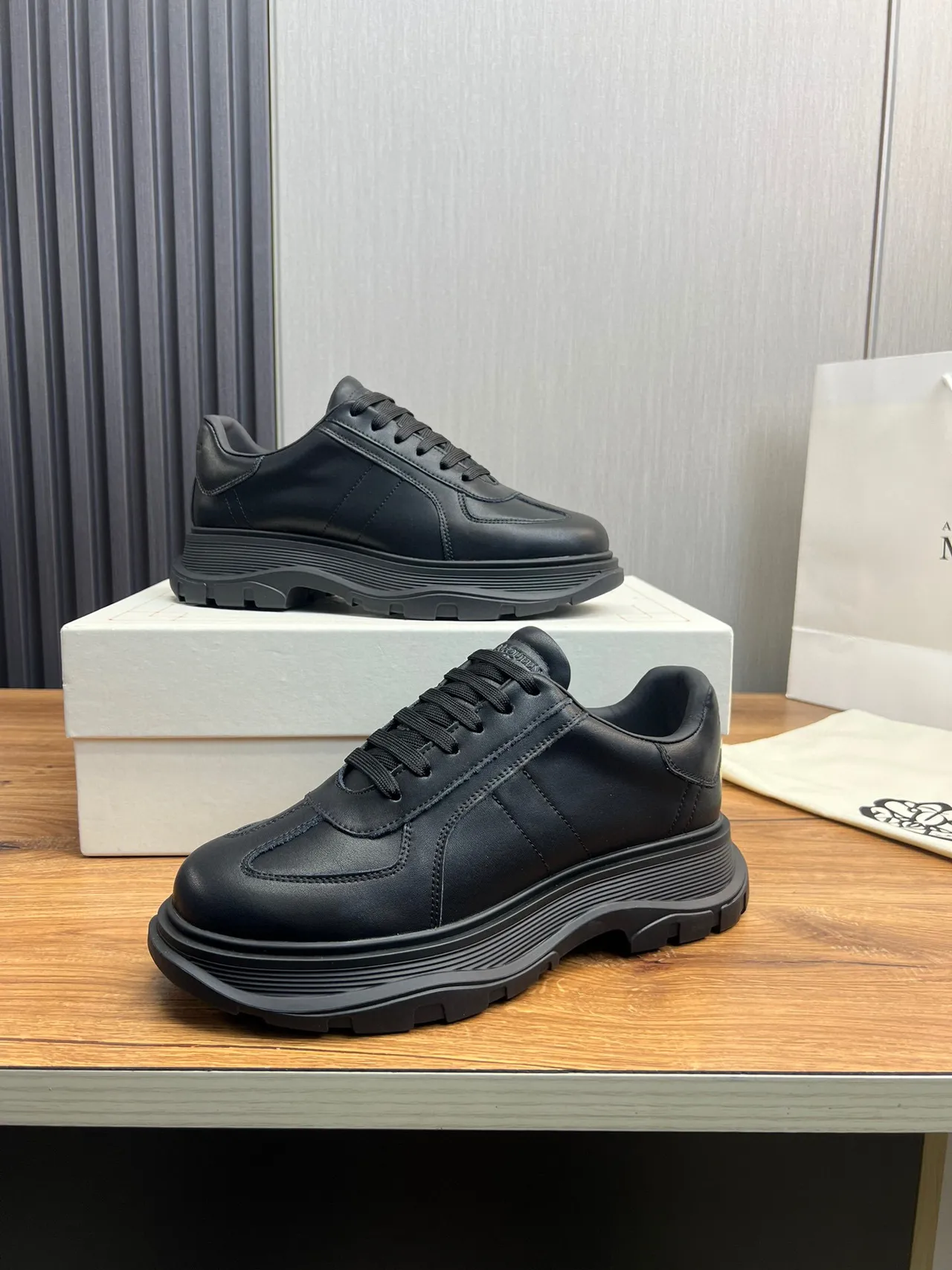 Alexander McQueen 超大号黑色厚底运动鞋 8