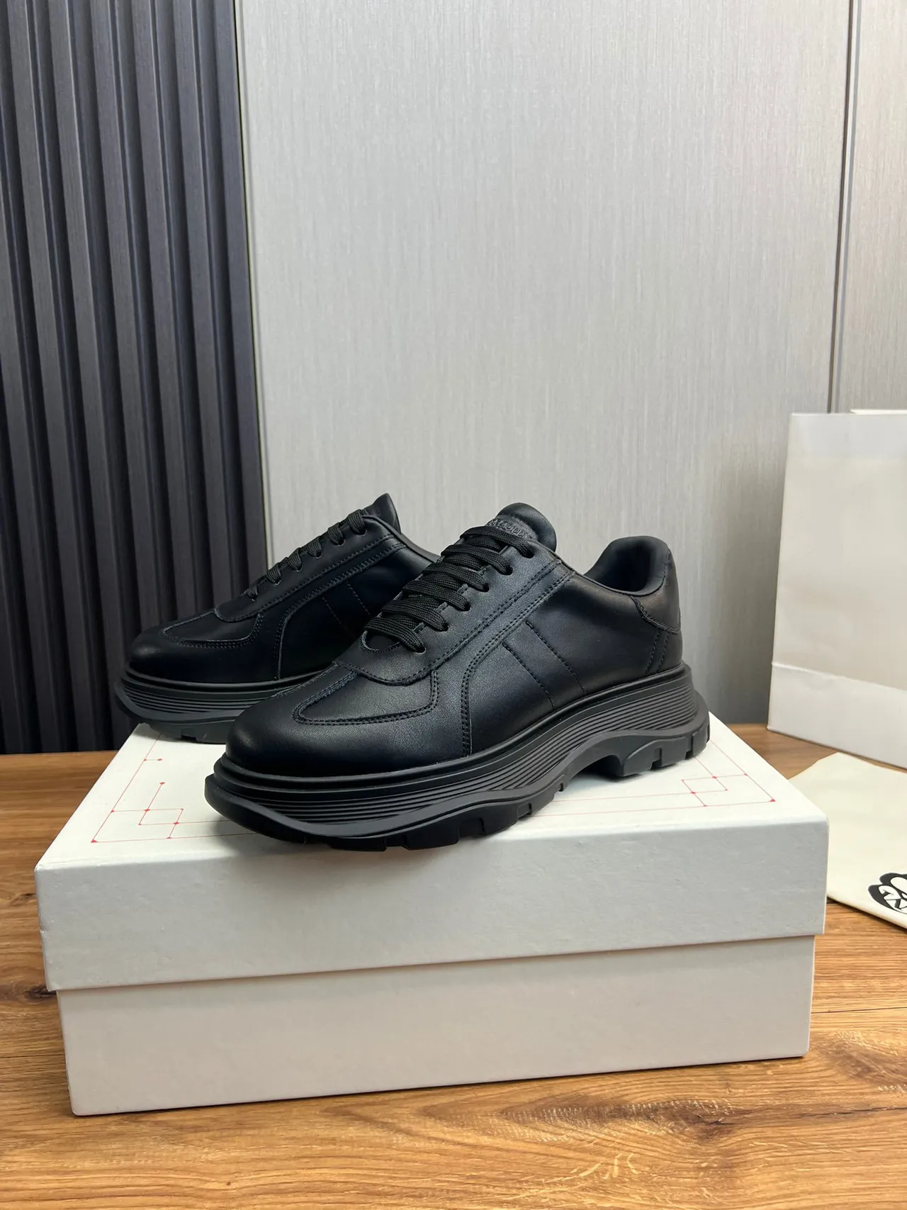 Alexander McQueen 超大号黑色厚底运动鞋 9