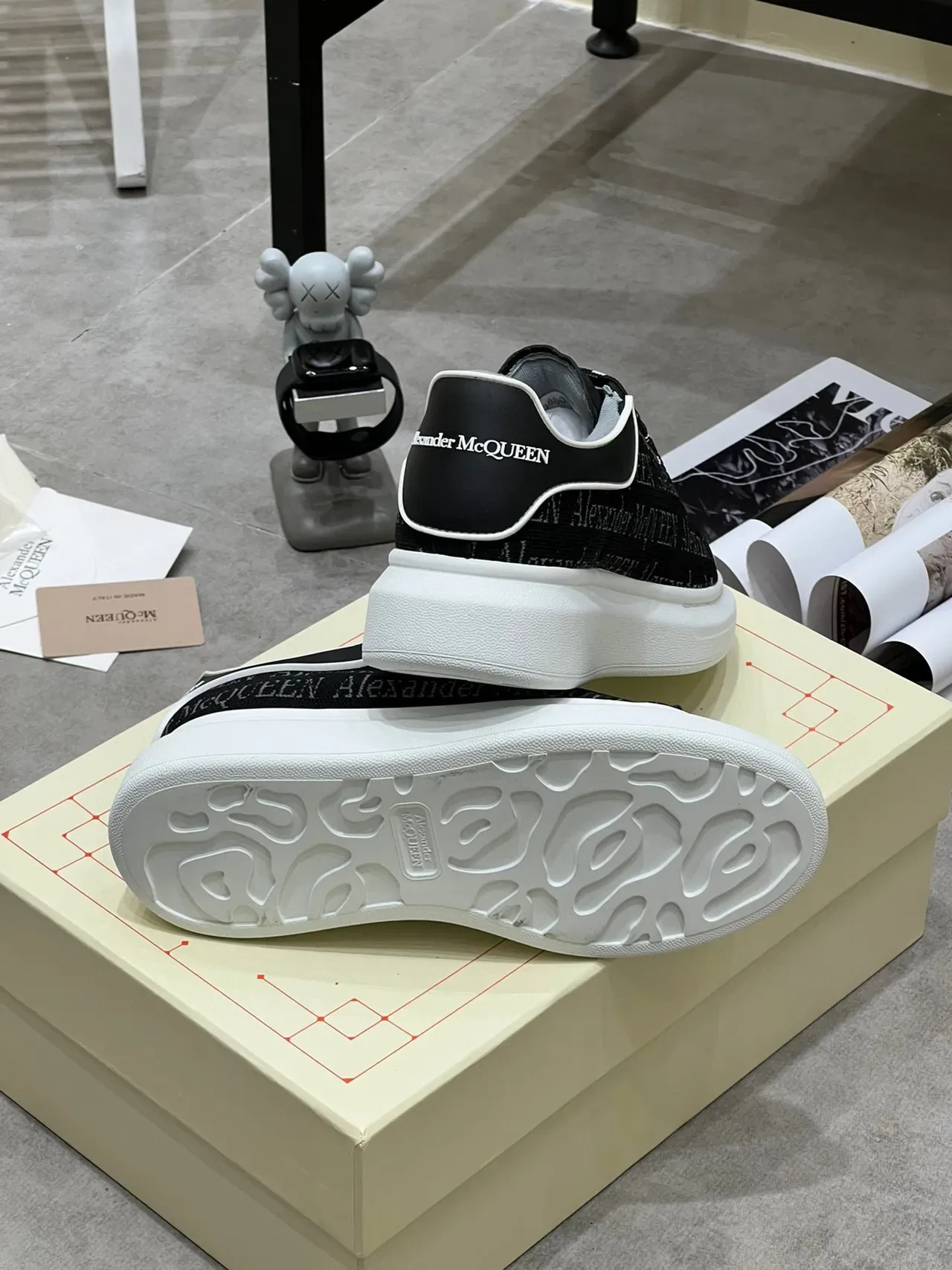 Alexander McQueen Tênis oversized Preto Cinza Ponta patentada Tênis lifestyle 2