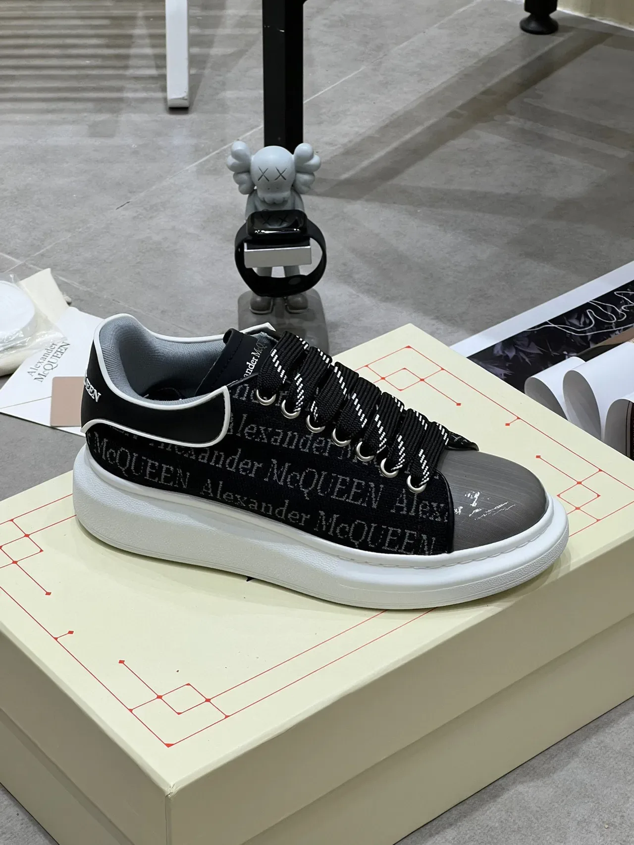 Alexander McQueen Tênis oversized Preto Cinza Ponta patentada Tênis lifestyle 4