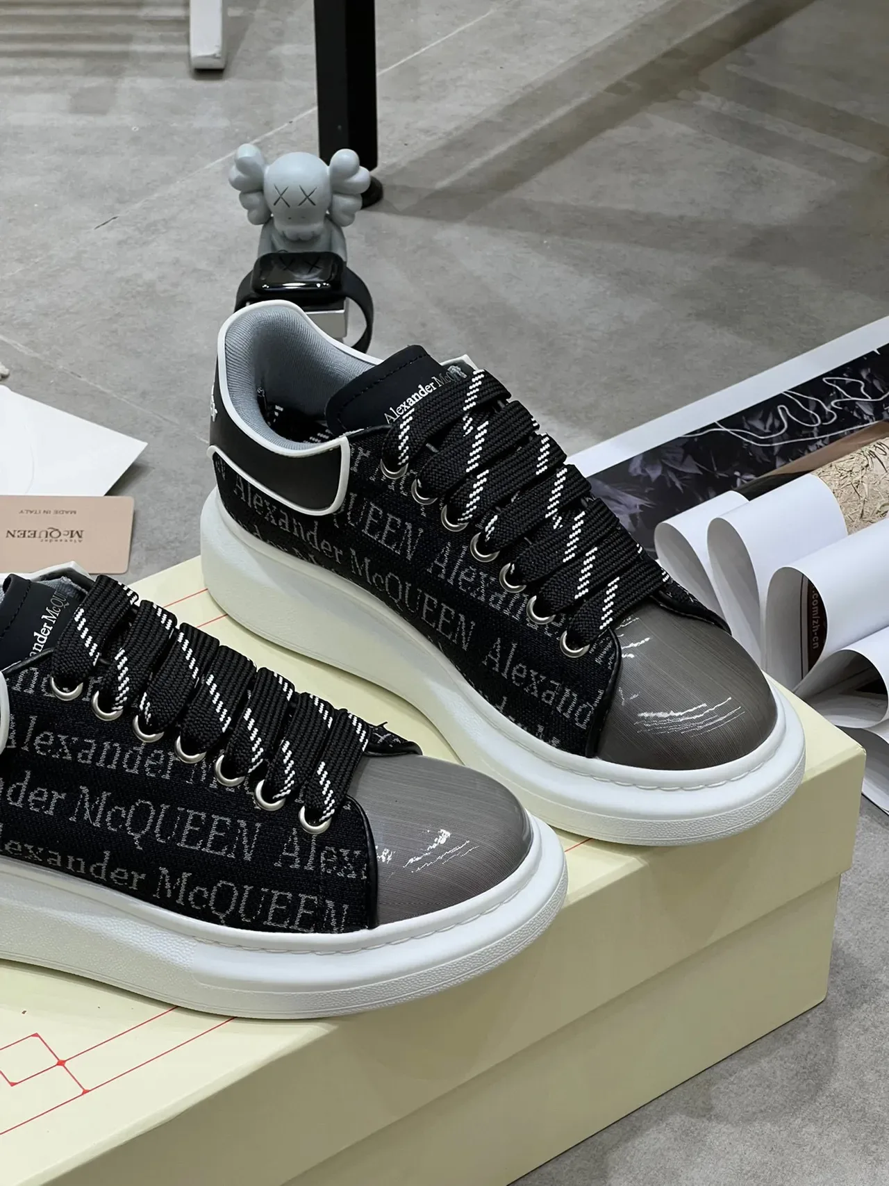 Alexander McQueen Tênis oversized Preto Cinza Ponta patentada Tênis lifestyle 5