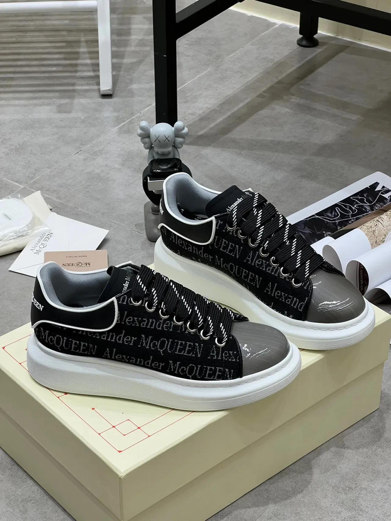 Alexander McQueen Tênis oversized Preto Cinza Ponta patentada Tênis lifestyle 6