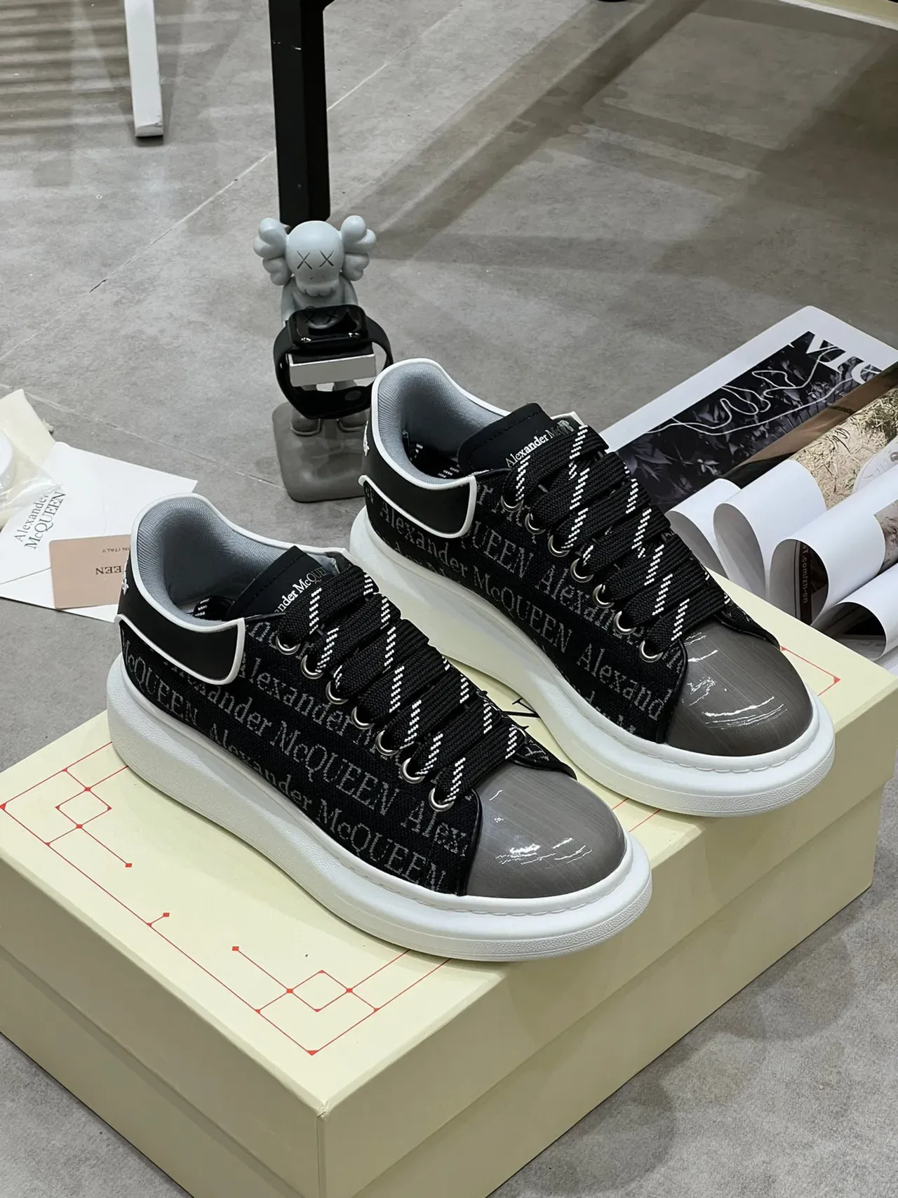 Alexander McQueen Tênis oversized Preto Cinza Ponta patentada Tênis lifestyle 7