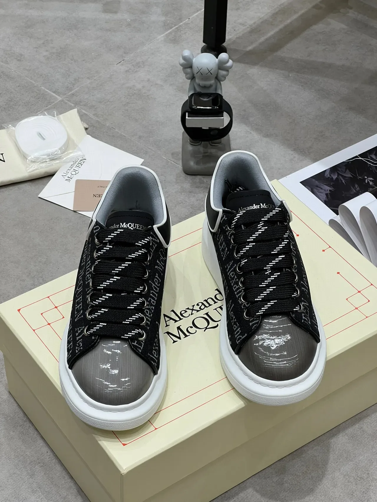 Alexander McQueen Tênis oversized Preto Cinza Ponta patentada Tênis lifestyle 8