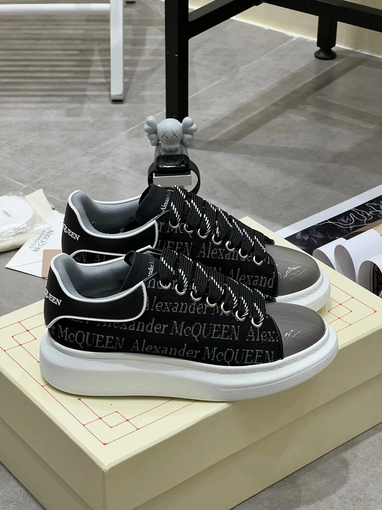 Alexander McQueen Tênis oversized Preto Cinza Ponta patentada Tênis lifestyle 9